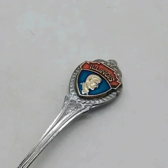 Vintage Illinois Souvenir Engraved spoon Kitschy cool!! - Picture 2 of 4